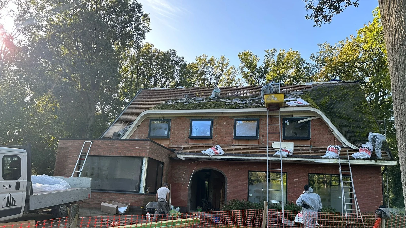 VIP Inventa dakwerker aan het werk op een hellend dak