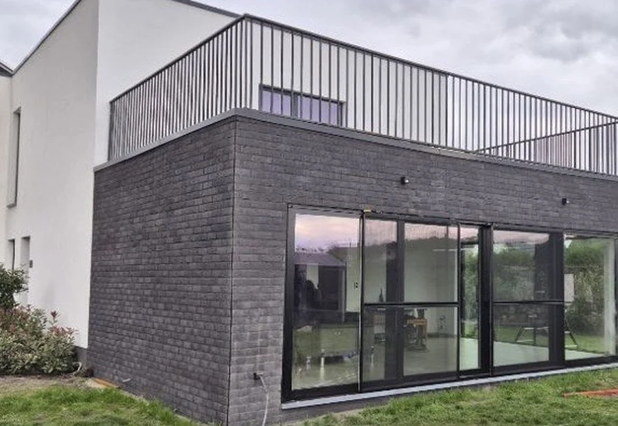 Afgewerkt plat dak bij een aanbouw