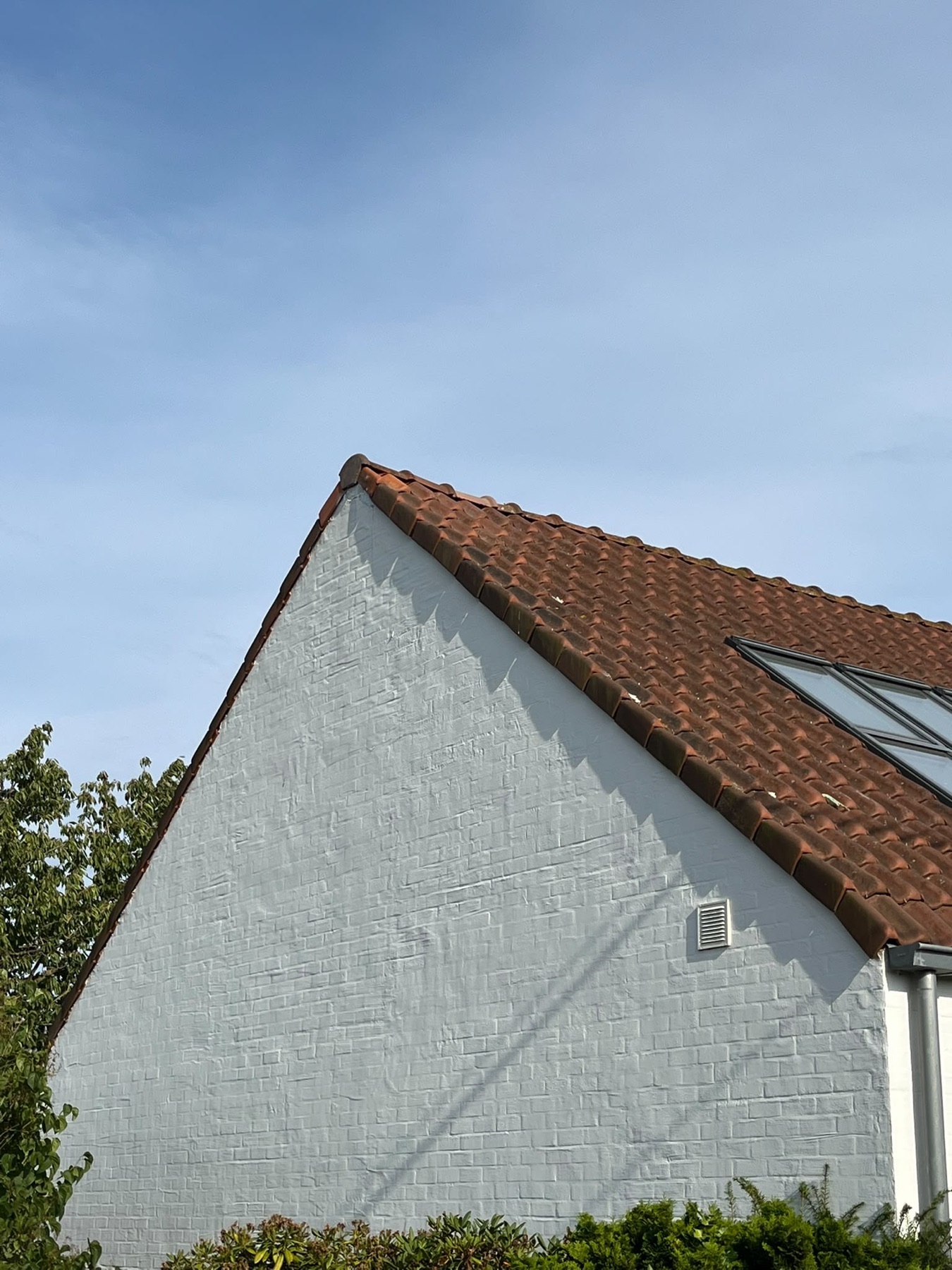 Afgewerkte zijgevel en dakrand