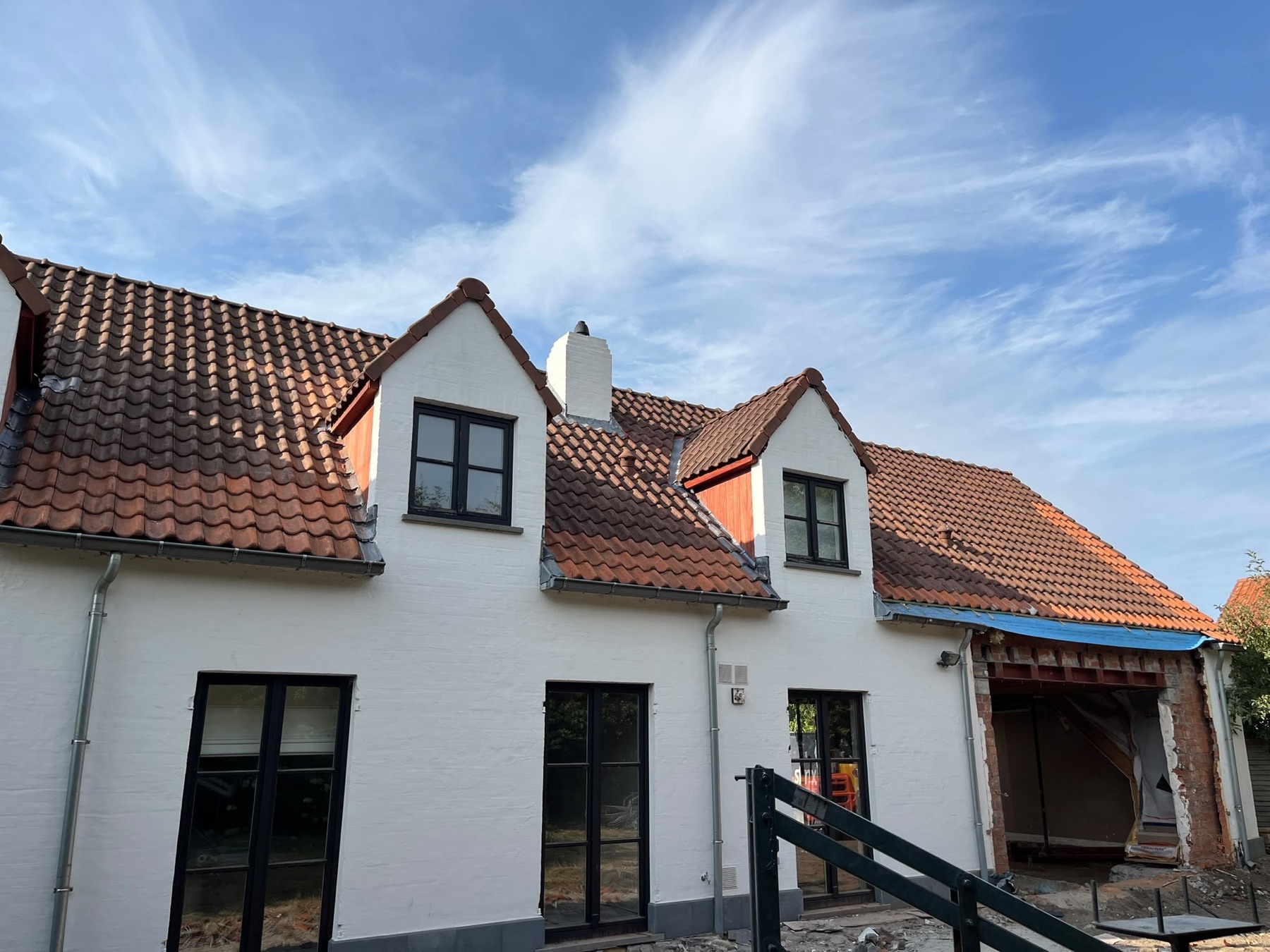 Woning en dakzone tijdens de werkzaamheden in Damme