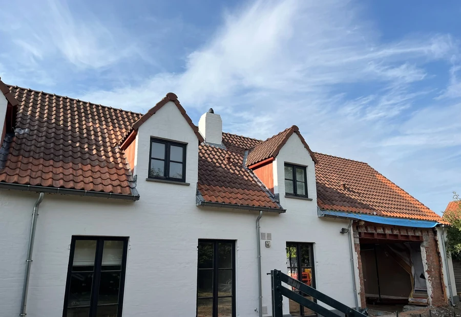 Bestaand gebouw met vernieuwd dak en gevel