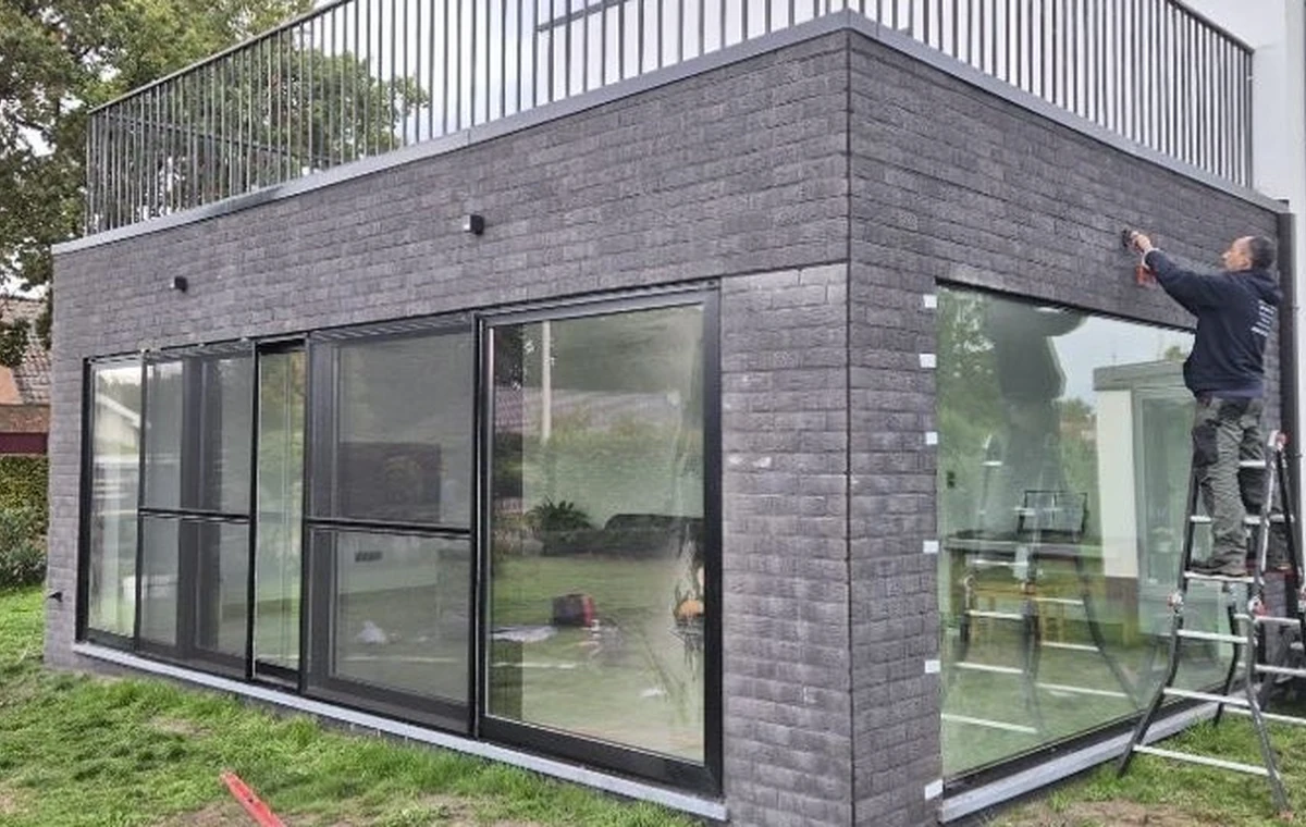 Aanbouw met grote glaspartij tijdens de laatste afwerkingsfase