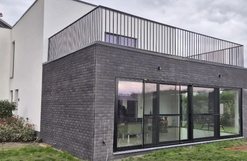 Afgewerkte aanbouw met dakterras
