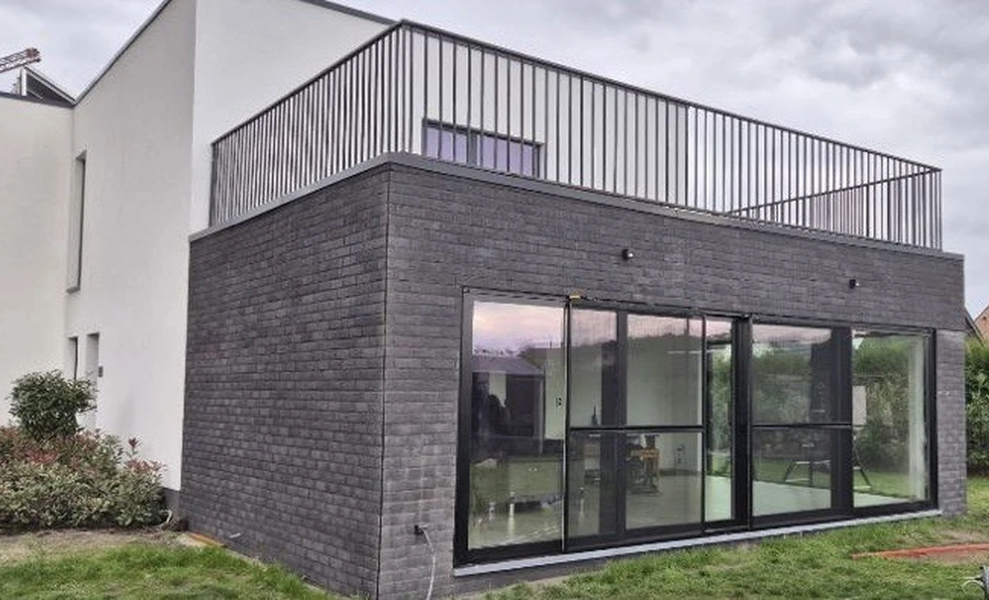 Het afgewerkte resultaat van dezelfde aanbouw met terras