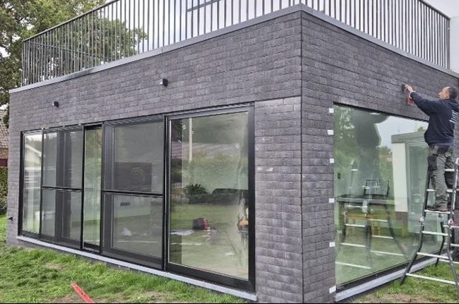 3. Gevel & glas van hetzelfde echte aanbouwproject