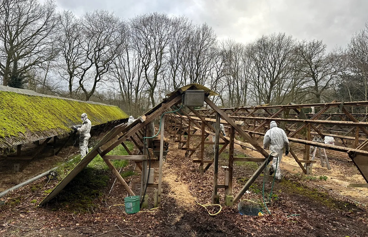 VIP Inventa team verwijdert asbesthoudende golfplaten