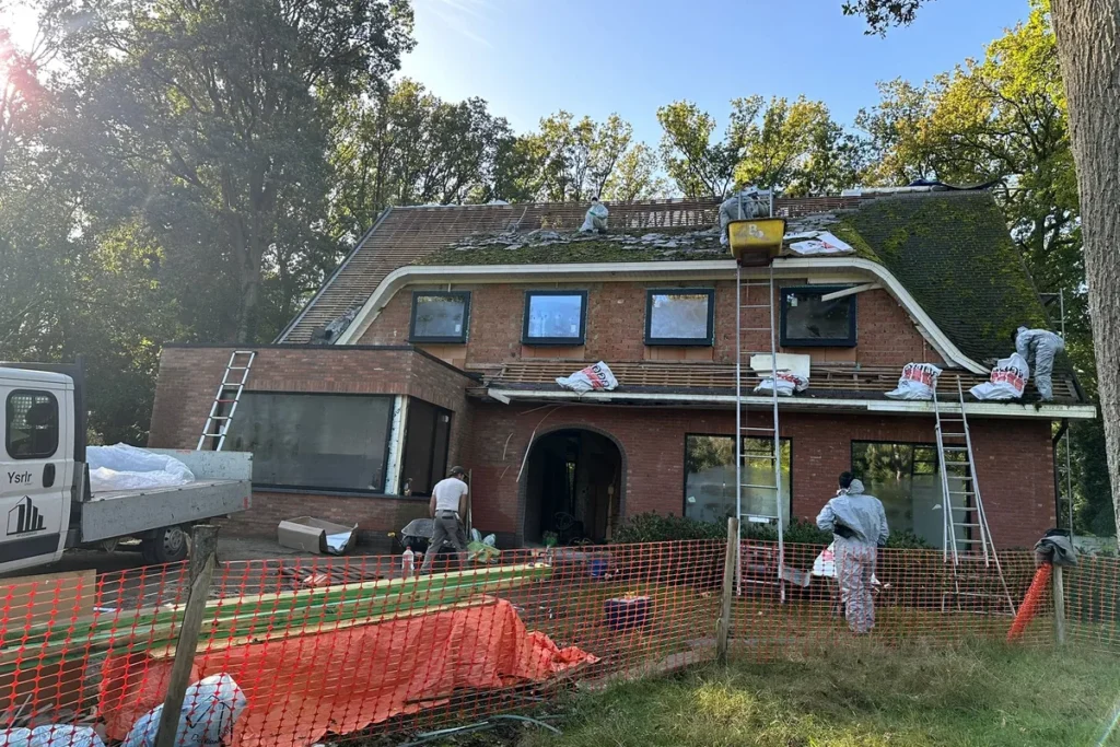 Villa met asbesthoudende leien