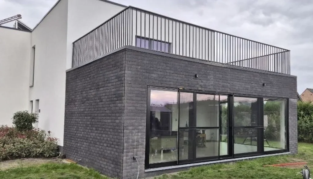 Afgewerkte aanbouw na oplevering