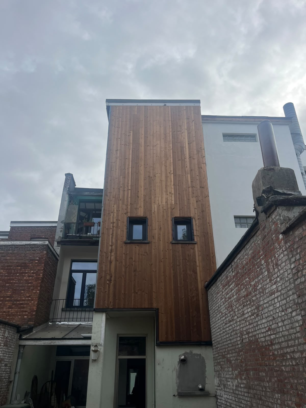 Achtergevel na renovatie met thermohout